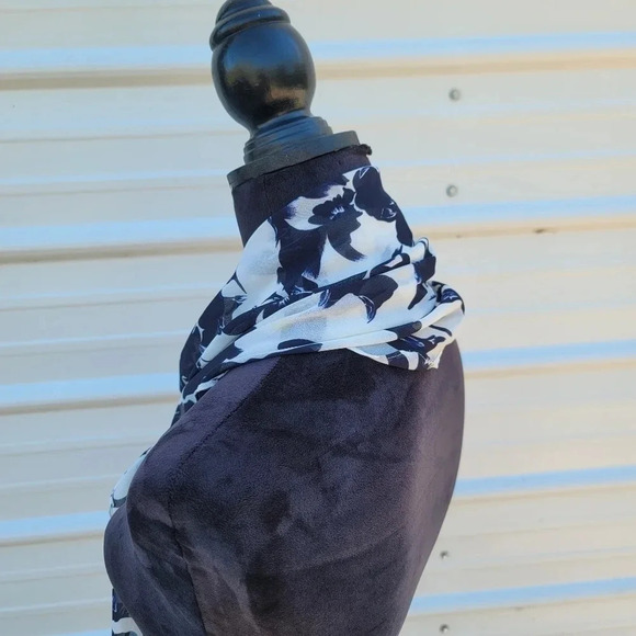 Womens Scarf Chiffon Floral Black White Triangle 49" x 31" NEW - Picture 2 of 8